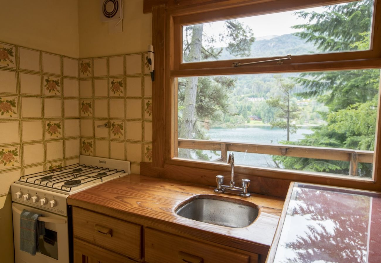 Cocina con vista al lago de cabañas frente al lago villa la angostura | Le Pommier 1