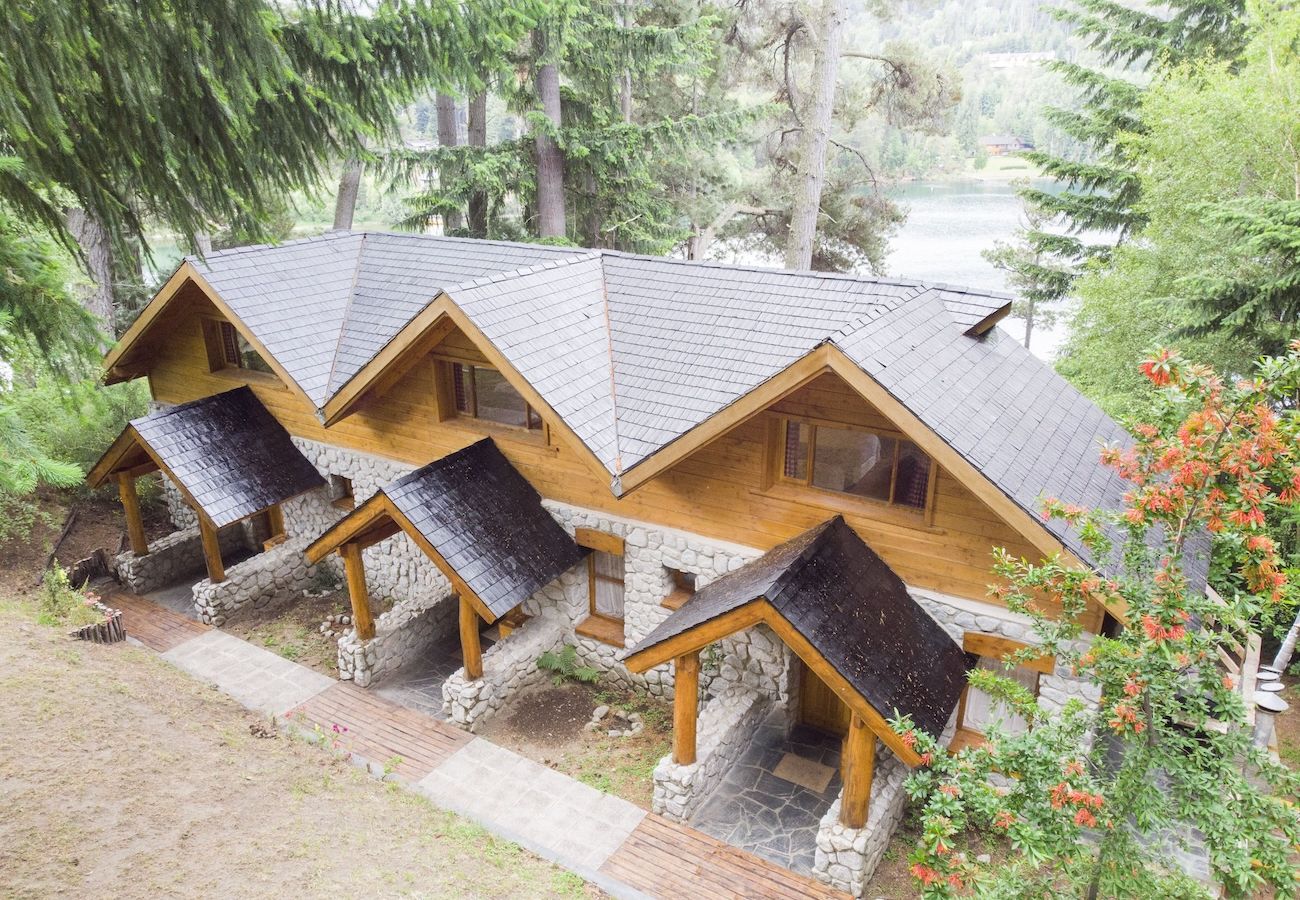 Fachada de cabañas frente al lago villa la angostura | Le Pommier 1