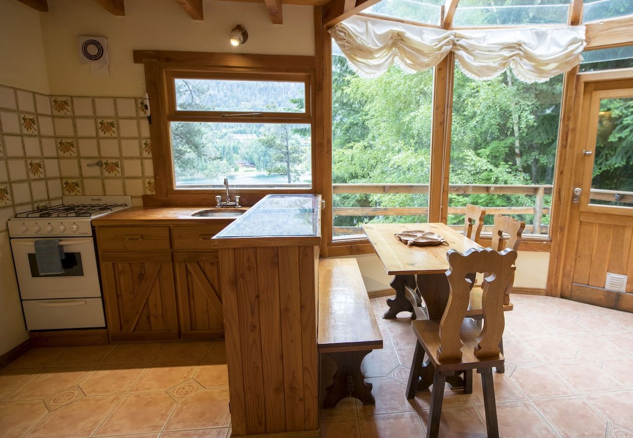 Salón comedor de cabañas frente al lago villa la angostura | Le Pommier 1