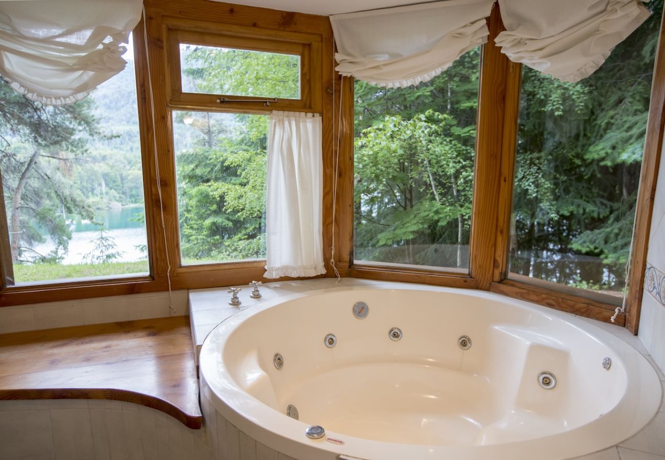 jacuzzi con vista al lago de cabañas frente al lago villa la angostura | Le Pommier 1