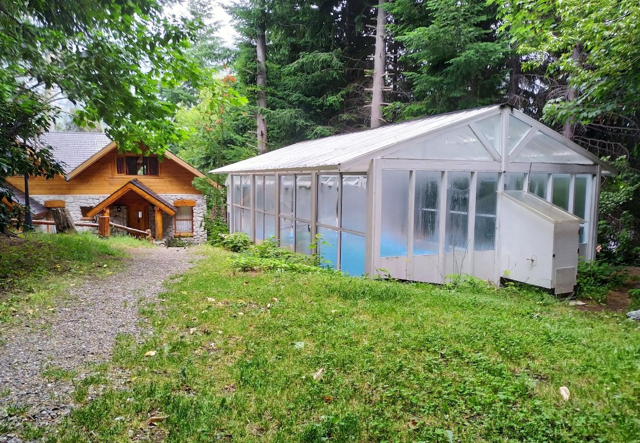 Jardín con pileta climatizada de cabañas frente al lago villa la angostura | Le Pommier 1