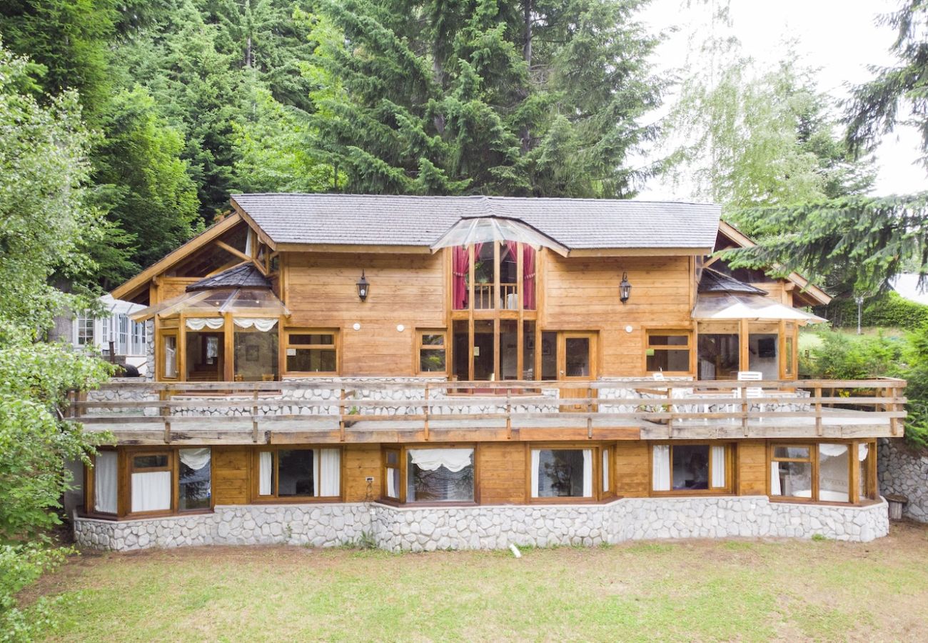 Frente de fachada de cabañas frente al lago villa la angostura | Le Pommier 1